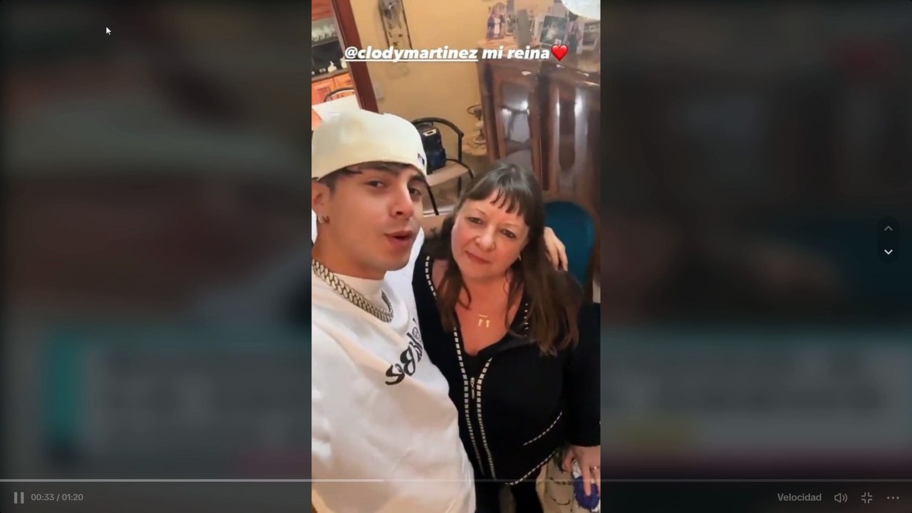 Una señora se volvió viral al invitar a Rusherking a comer arroz con pollo