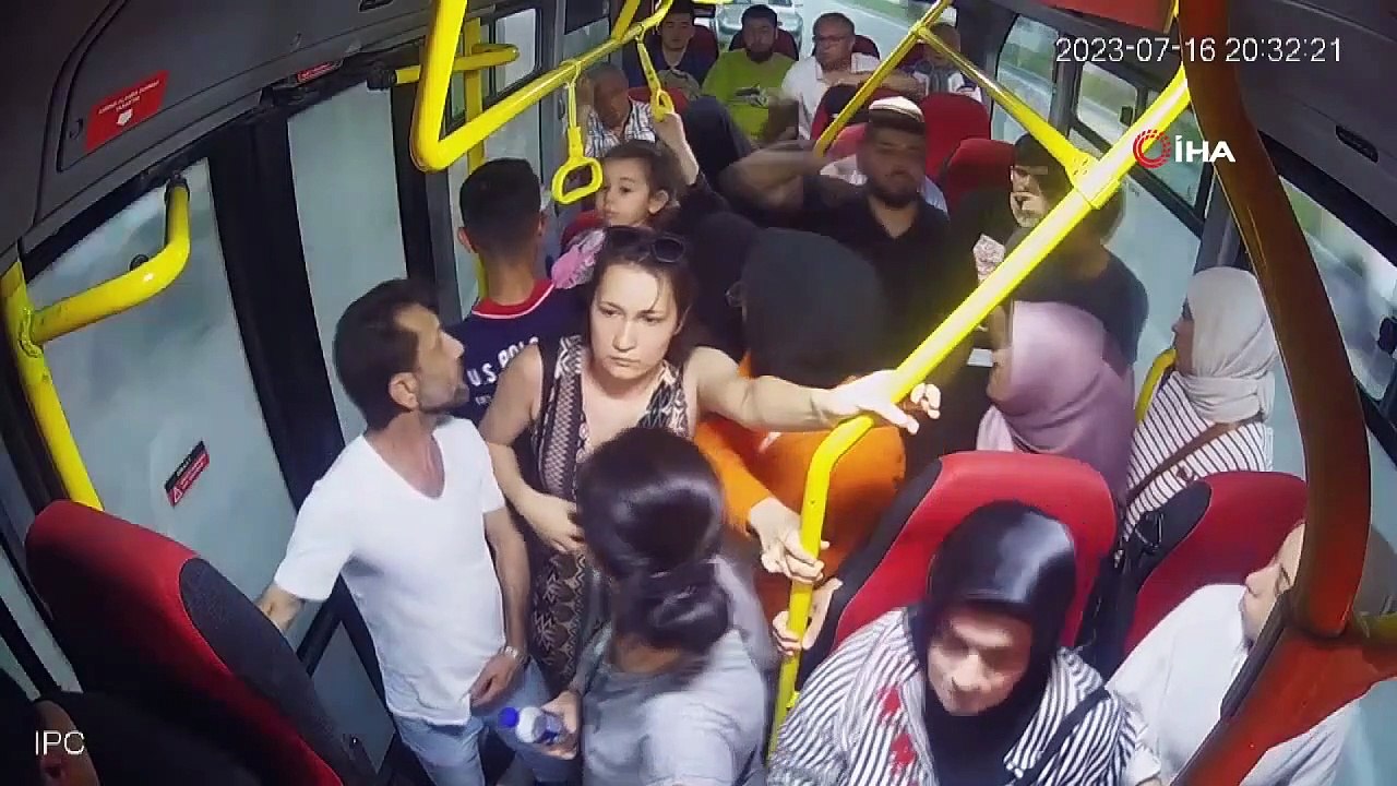 Lourde injure à la jeune fille au drap sur le minibus ! Ses paroles ne sont pas du genre à être mangées et avalées.