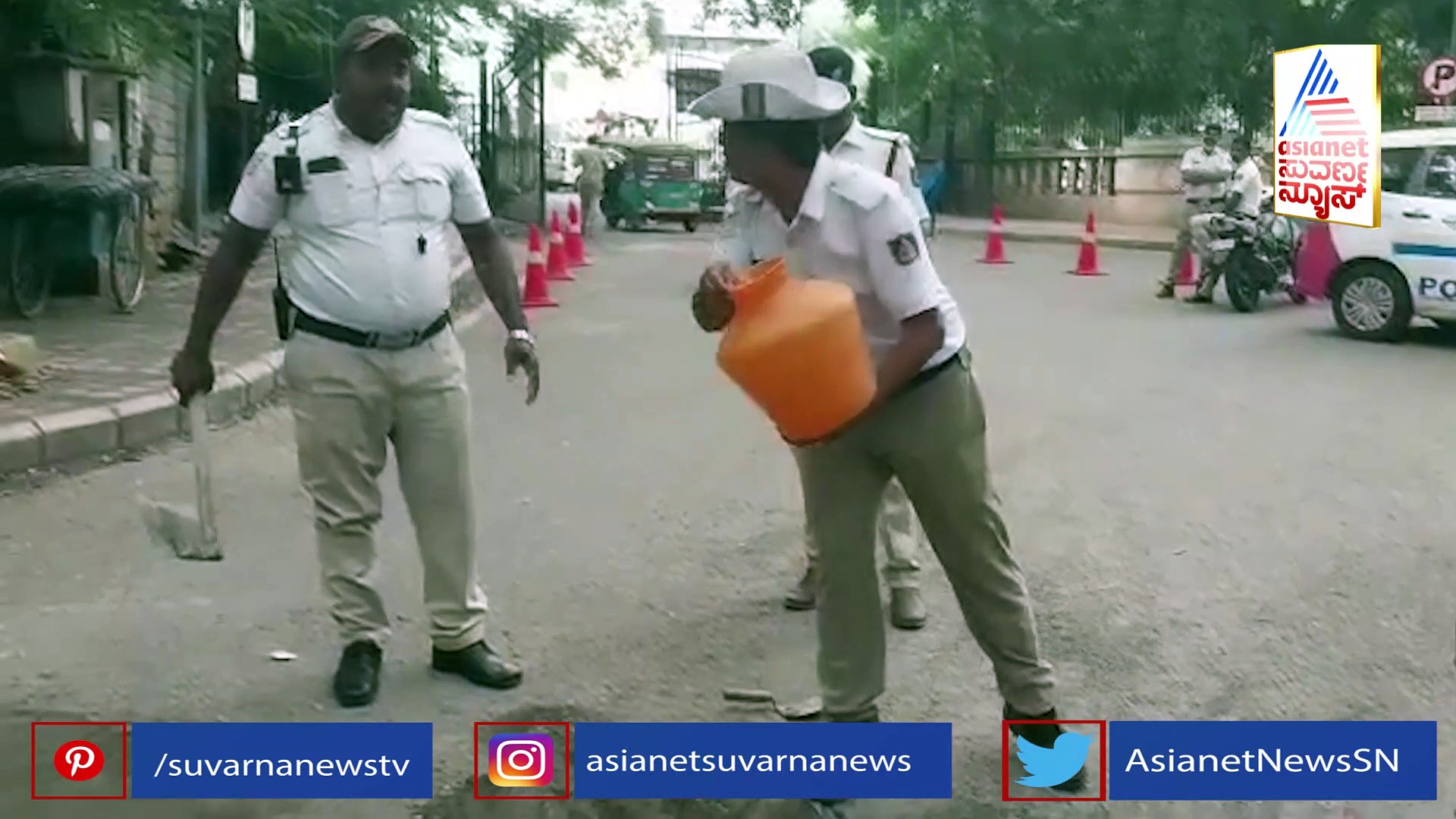 Bengaluru: ಟ್ರಾಫಿಕ್‌ ಪೊಲೀಸರ ಶ್ರಮದಾನ, ವಾಹನ ಸವಾರರಿಗೆ ವರದಾನ!