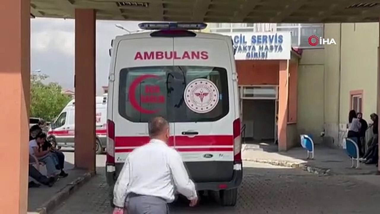 Buzulların kırılması sonucu yaralanan Avcu çifti Van'a sevk edildi
