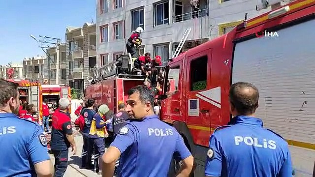 Yangında mahsur kalan anne ve çocuğunu ekipler kurtardı
