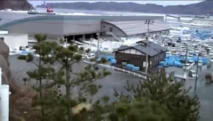 Top 10 Biggest Tsunami & Huge Waves In Strong Storm