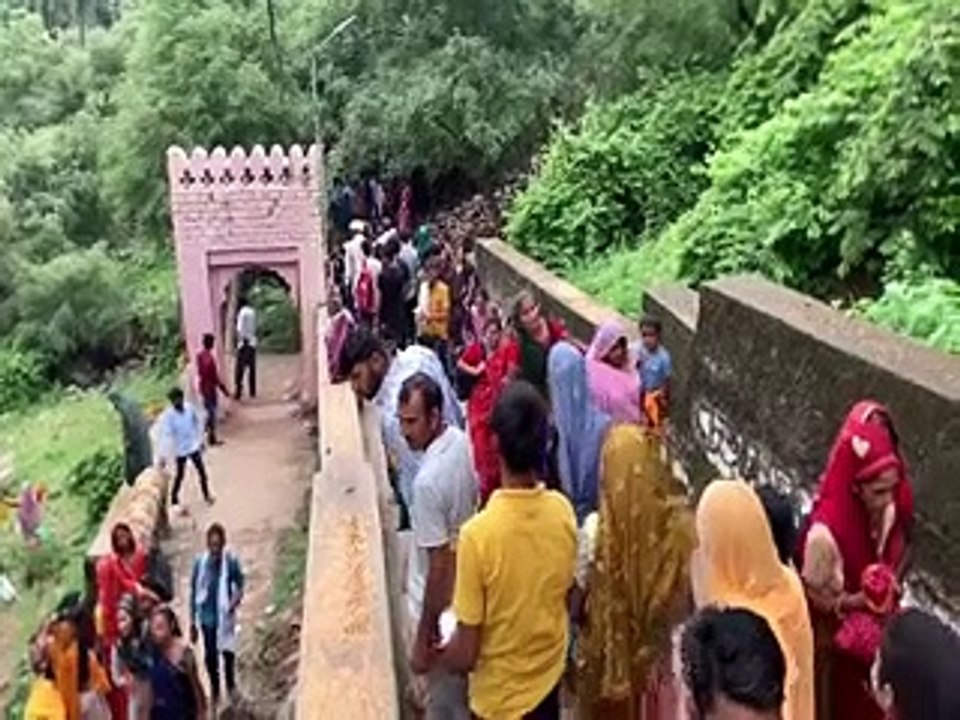 video: शिवालयों में गूंजा हर-हर महादेव, पंचामृत...