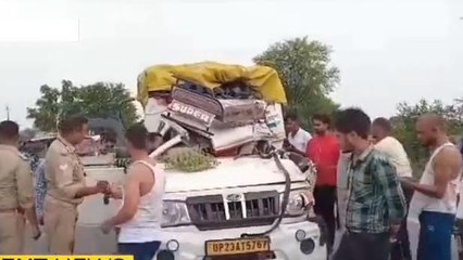 हाथरस: ट्रक से टकराई लोडर मैक्स गाड़ी, चालक परिचालक हुए घायल
