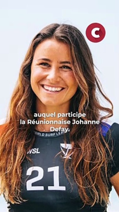 Un énorme requin blanc nage au milieu de surfeurs en Afrique du Sud