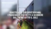 Guasto alla Circumvesuviana, i passeggeri costretti a scendere dal treno sotto il sole