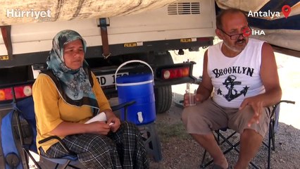 Kiracısını çıkaramayan ev sahibi, 45 derece sıcaklıkta kamyonet kasasında yaşıyor