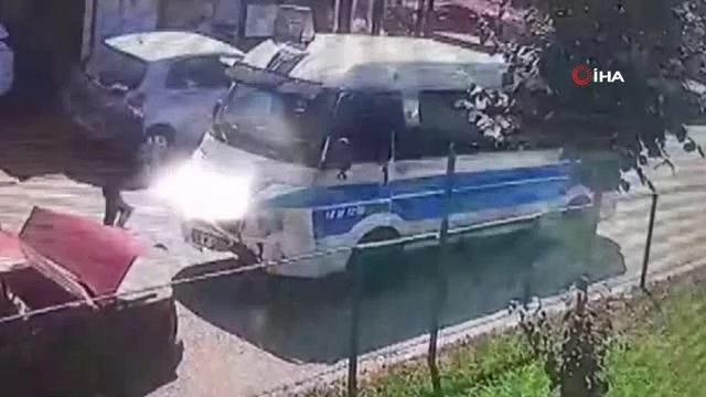 Bursa'da zincirleme kaza: Yolcu minibüsü park halindeki otomobile çarptı