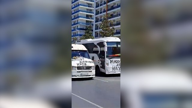 Esenyurt dolmuş şoförleri, akaryakıta gelen yüksek zamları pankartlarla protesto etti: Mazot zammına hayır