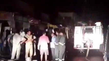 औरैया: साड़ी के शोरूम में लगी भीषण आग, लाखों का सामान जलकर हुआ राख़