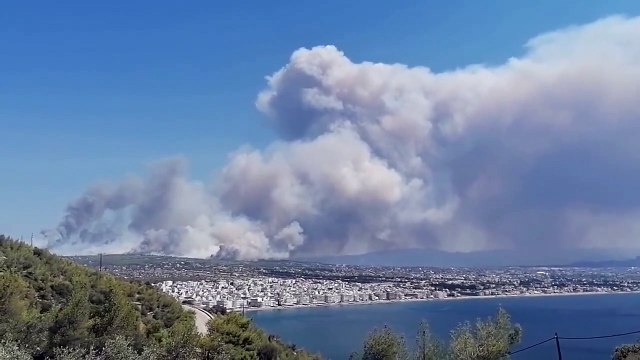 Türkiye'nin ardından Yunanistan da alevlere teslim! Yerleşim yerleri boşaltılmaya başlandı