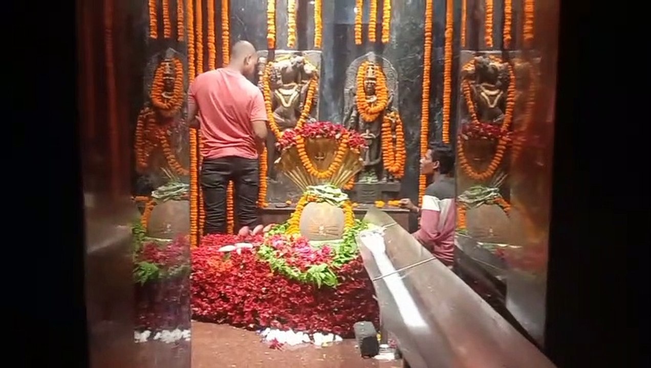 महादेव घाट में हट्केश्वर महादेव मंदिर में भक्तों की भारी भीड़