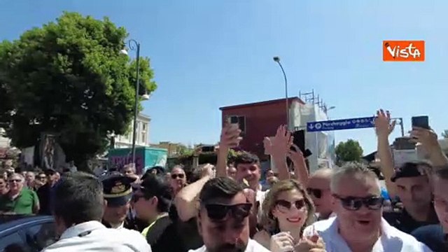 Meloni accolta alla stazione di Pompei dagli applausi, lei saluta con la mano i sostenitori
