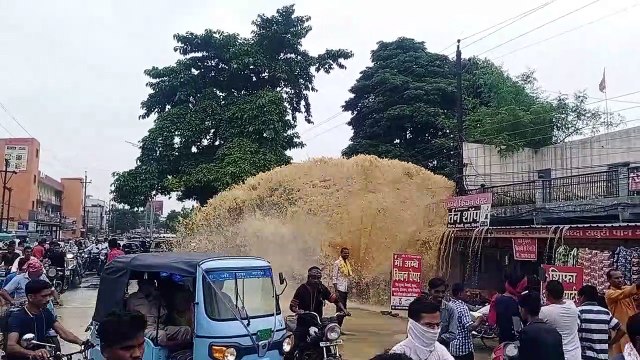टेस्टिंग के दौरान 800 एमएम की पाइप लाइन में आया लीकेज, कुछ ही देर बाद ज्वाइंट खुला, सड़क पर फव्वारा, लाखों लीटर पानी बहा