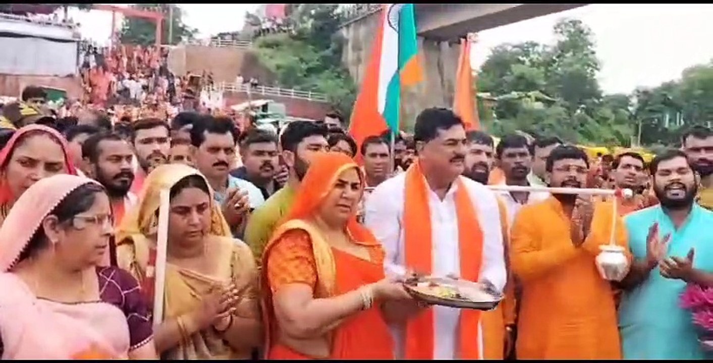 हंडिया से हरदा के बीच निकली 20 किमी पैदल कावड य...