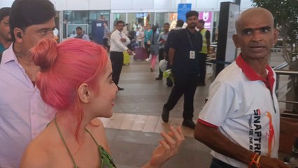 Urfi Javed Ugly Fight With A Man Comments On Her Dressing Sense, Airport FULL VIDEO |