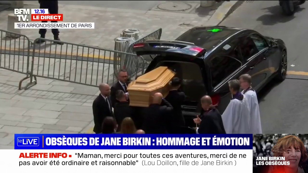 Obsèques de Jane Birkin: le cercueil de la chanteuse quitte l'église de Saint Roch sur la chanson "La Javanaise"