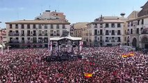 Tudela canta ¡Qué viva España! antes del cohete de fiestas