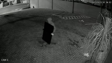 Veja momento que equipe da GM chega e prende autor de furto em Cascavel