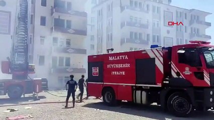 Le toit de l'appartement endommagé lors du tremblement de terre a brûlé