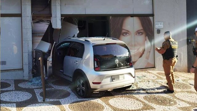 Proprietário lamenta prejuízos após veículo invadir clínica e causar destruição