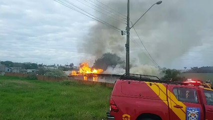 Casa de madeira é destruída em incêndio no Esmeralda