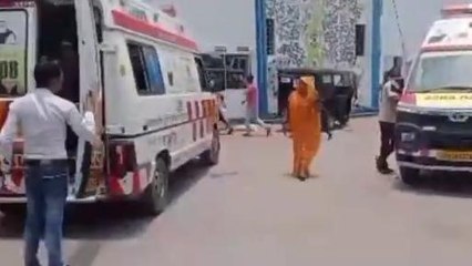 खूनी संघर्ष: दो पक्षों में जमकर चले हथियार,मौत से लड़ रहा युवक