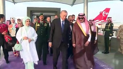 下载视频: Cumhurbaşkanı Erdoğan, Körfez turunun ilk durağı Suudi Arabistan'da! Gündemde ortak yatırım ve ticari faaliyetler var