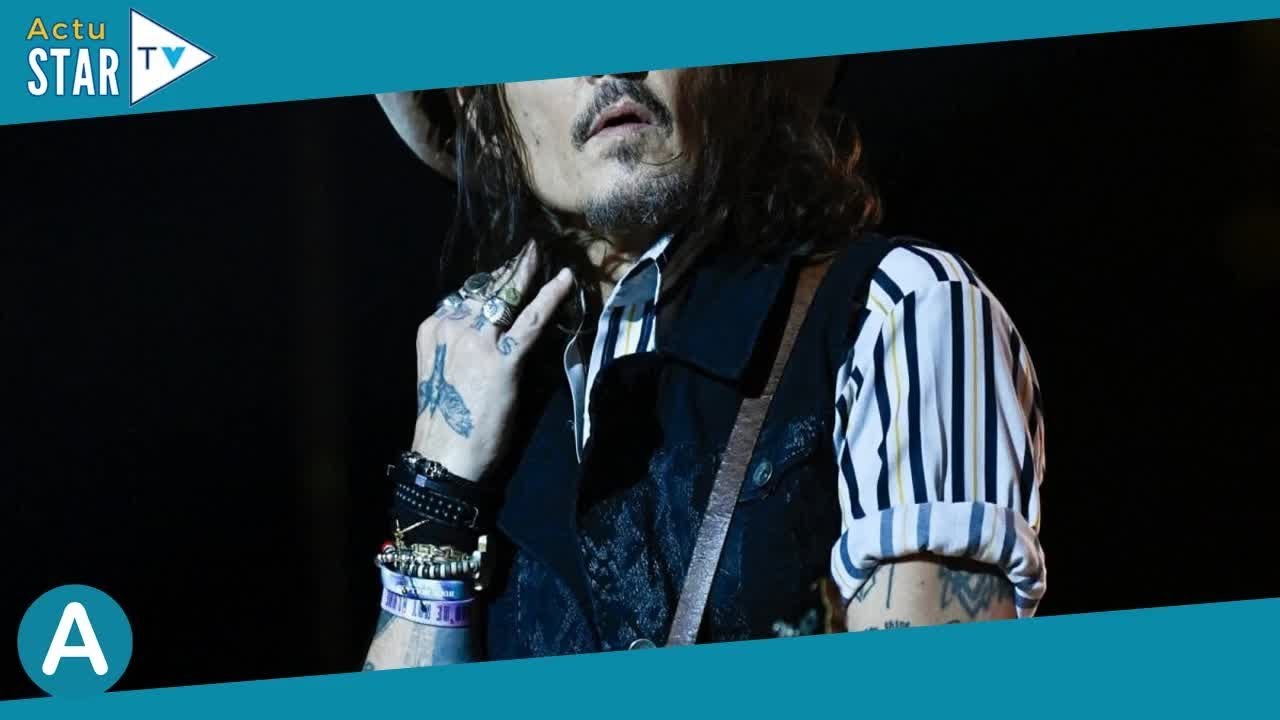 PHOTOS Johnny Depp sur scène mais victime d'une fracture très "douloureuse" : Il "s'est encore plus