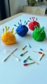Tri des couleurs   Il siffit juste de coton tige, des feutres et de la pâte à modeler pour réaliser cette activité que vos enfants vont adorer faire !