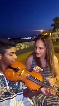 Keman sanatçısı Canan Anderson, keman çalmasını bilmiyormuş gibi yapıp sokak çalgıcısı kardeşlerimize ufak bir şaka yapıyor