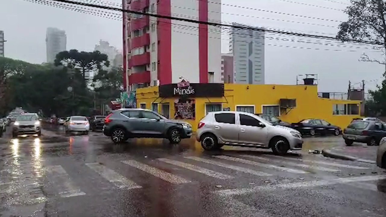 Volvo e Sandero se envolvem em acidente no Centro