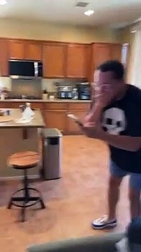 Il fait sa couleur de cheveux dans un sac de supermarché... FAIL