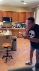 Il fait sa couleur de cheveux dans un sac de supermarché... FAIL