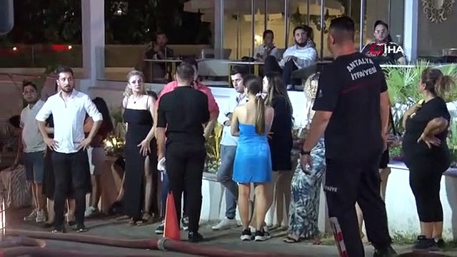 Incendie effrayant dans un café à Antalya： Une structure en bois a pris feu
