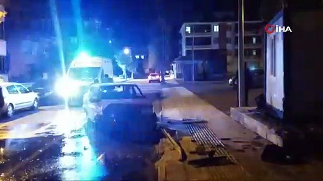 Kontrolden çıkan otomobil zabıta kulübesine daldı: 4 yaralı