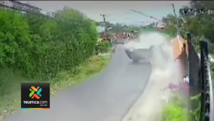 tn7-Video-muestra-impactante-momento-donde-un-vehículo-colisiona-contra-una-casa-en-Escazú-170723