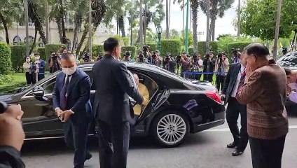 2 พี่น้องอารมณ์ดี "บิ๊กตู่" สวัสดีจ้ะ ตลอดทาง ด้าน"ลุงป้อม" ส่งยิ้มแทนคำตอบ