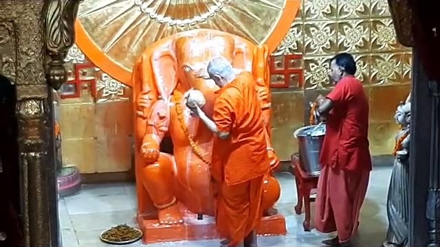 पुष्य नक्षत्र आज, गणपति का हुआ पंचामृत अभिषेक