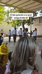 Niño conmueve al ayudar a su compañero invidente en el baile de graduación