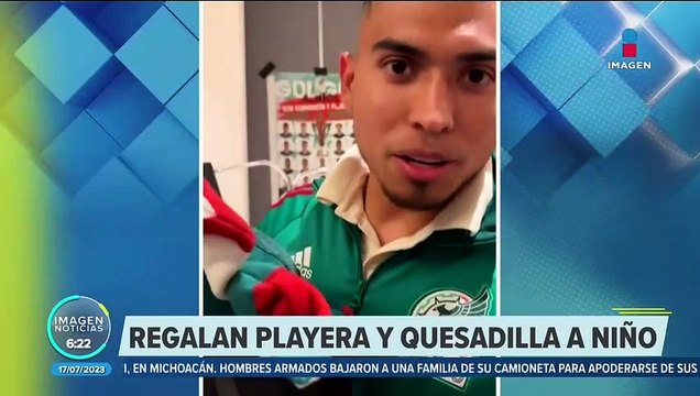 El Tri regala playera y quesadillas a niño que quiere ser mexicano