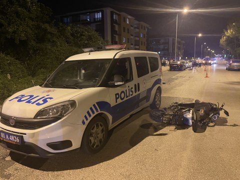 'Dur' ihtarına uymayan sürücü, otomobiliyle polis memuru ve motosikletliye çarpıp yaya olarak kaçtı