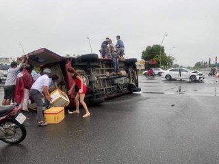 Clip xe khách 16 chỗ bị ô tô con tông lật ngang giữa đường ở Cà Mau