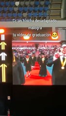 ¡Increíble! Joven causa furor con su gesto de la 'U' en su graduación