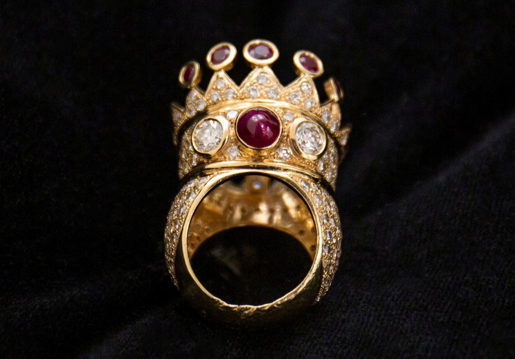Gold Tupac ring on sale for nearly £250k: Jewellry designed by rap legend to go on auction