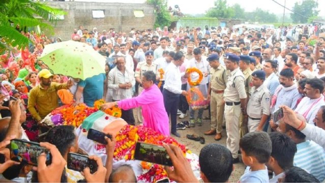 Barwani news: राजकीय सम्मान के साथ TI राजाराम वास्कले को दी अंतिम विदाई, पूरे गांव की आंखें नम