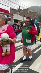 Abuelitos conmueven desfilando como personajes de 'El Chavo del 8'