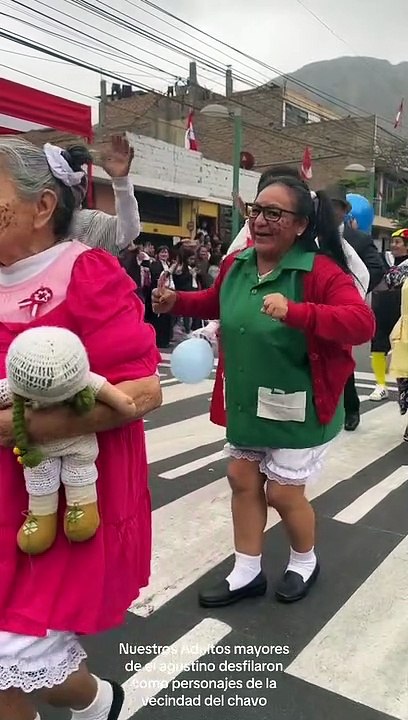 Abuelitos conmueven desfilando como personajes...
