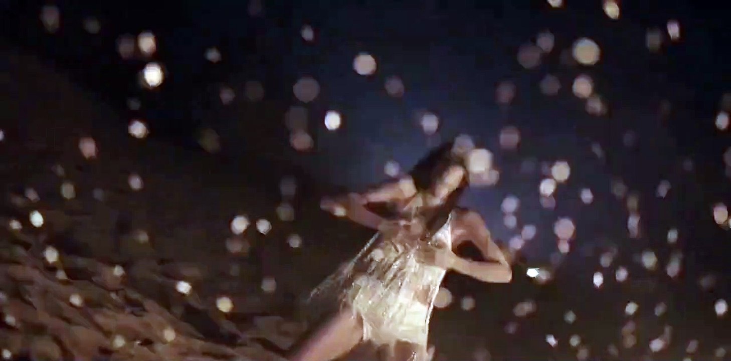 Demet Özdemir'in sahildeki seksi dansı Aşk Taktikleri 2’ye damga vurdu
