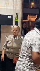 "Ya me vi a esa edad": Abuelita asombra al bailar con botella de cerveza en la cabeza